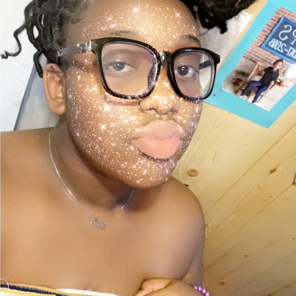 Meet your Posher, Derrica - Picture 1 of 1